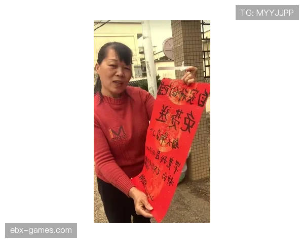 谢杏芳在菜市场跟大妈讨价还价，手里提的袋子却是名店纸袋